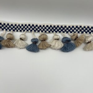 TASSELL PETIT. This fringe with tassels can be made in any combination of colours. Designed to bring fluidity and elegance to any textile.
