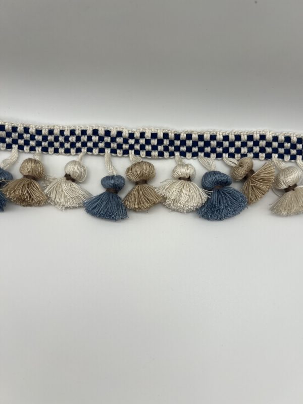 TASSELL PETIT. This fringe with tassels can be made in any combination of colours. Designed to bring fluidity and elegance to any textile.